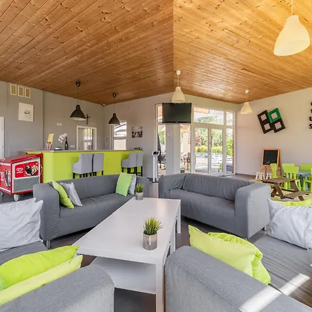 Comfortable Homes Near The Sea, Pool Feriehus